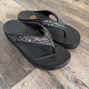 Crocs women’s size US 8 Sloane Glitter Sparkle platform wedge flip flops black